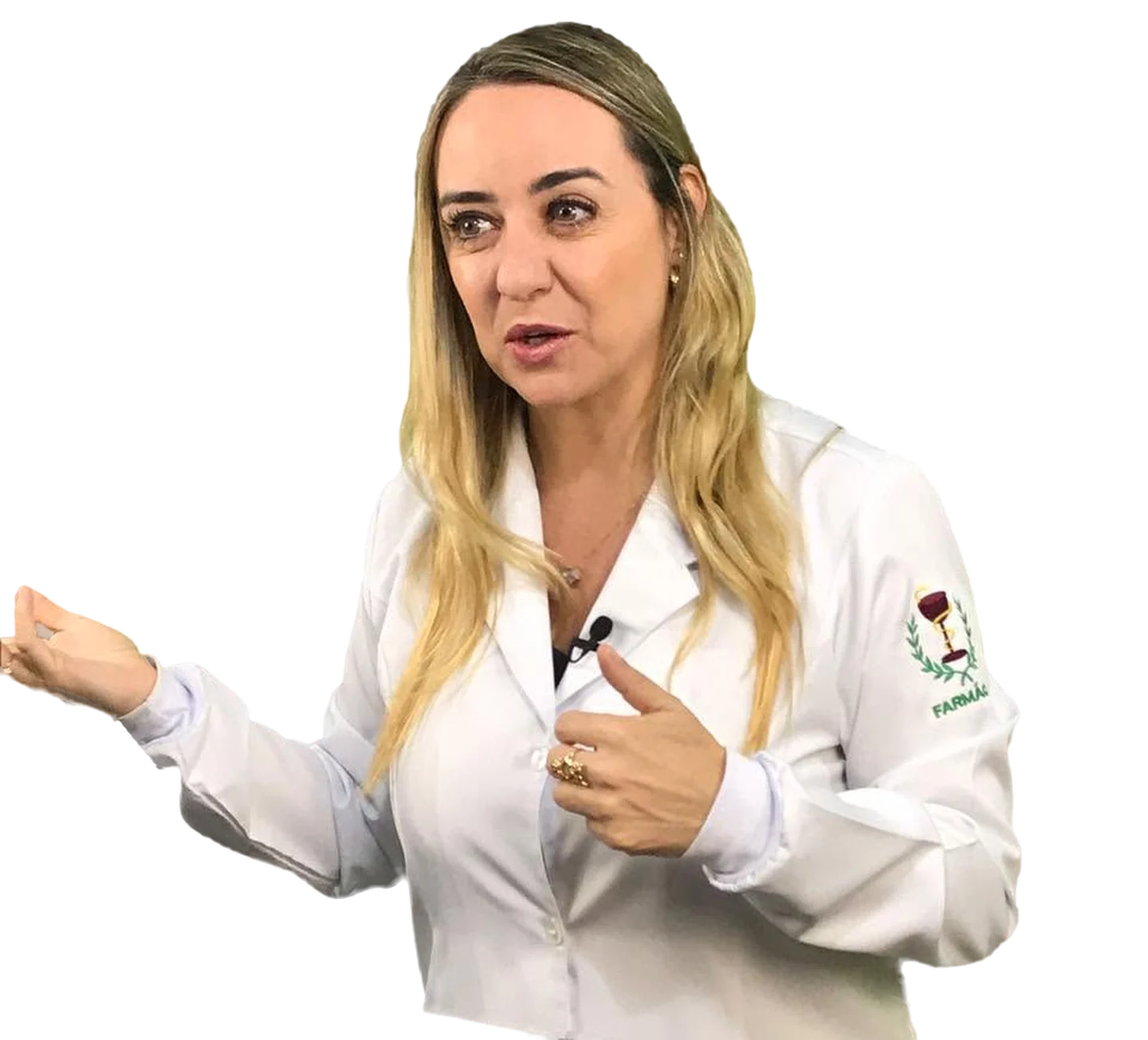 Dra. Ana Martinez de jaleco branco, explicando com as mãos; na manga, o brasão de Farmácia bordado